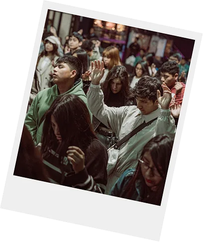 Jóvenes adorando durante el encuentro